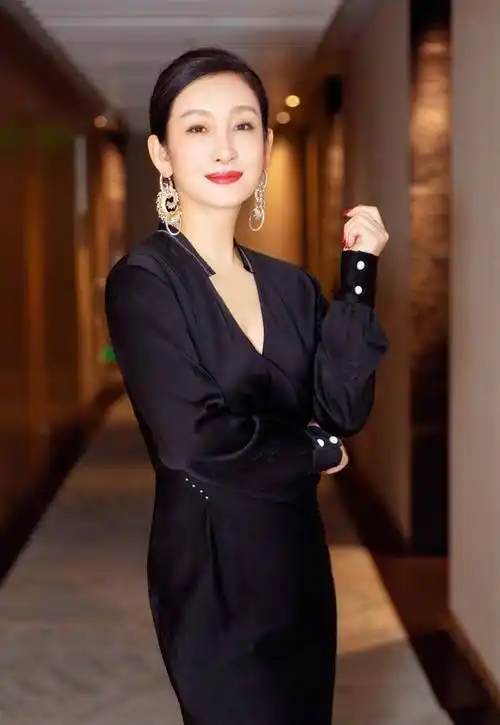 原创42岁秦海璐太会穿了西装也能穿出曼妙身材美腿长到逆天