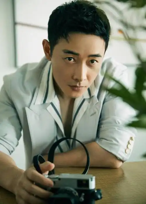 罗晋暴躁否认出轨,获得网友支持,但男艺人和女助理真的应该避嫌