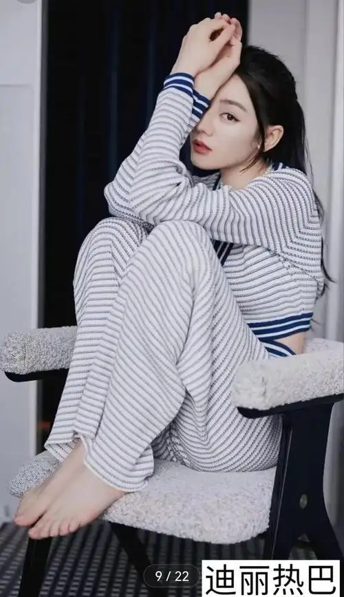 20位光脚丫的明星照,看看哪一个最美_网易订阅