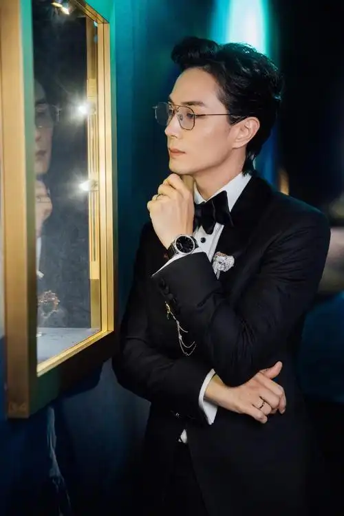 李承铉黑西装造型绅士帅气写真_李承铉写真图片_三千图片网