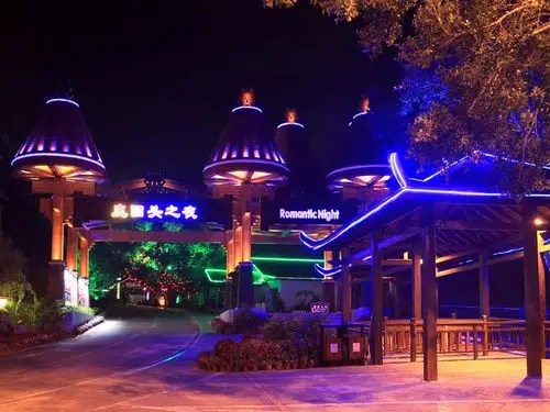 雕塑"三亚鹿回头"而扬名于世,后以"南海情山","生态之山","黎族圣山"