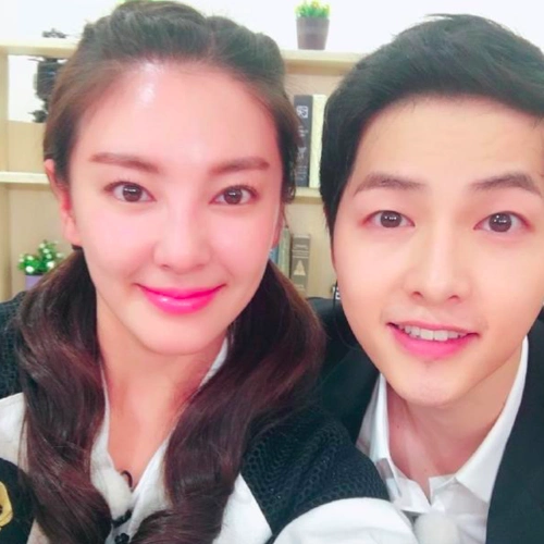 张雨绮昔日扎双马尾追星显安静杨颖开怀大笑宋仲基不为所动