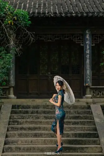 身着旗袍的女子,永远是一道靓丽的风景