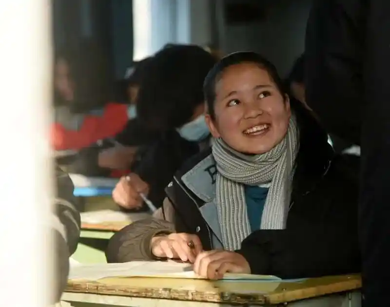 1991年,以小学生张明娟为人物原型的照片《我要读书》引发轰动.