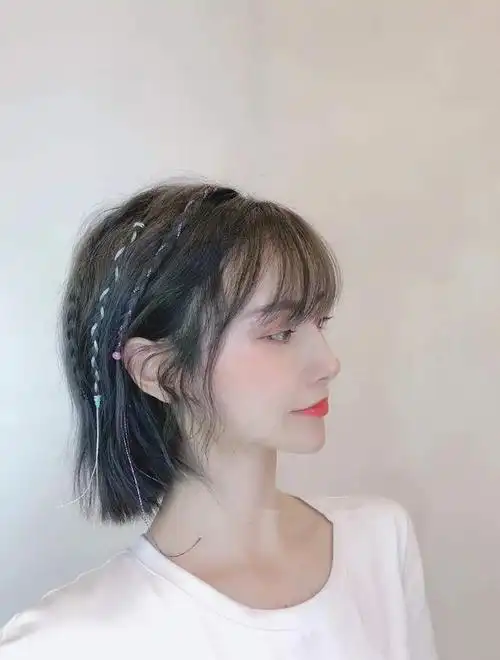 只要再随便编几个小辫子,就能让你一秒变俏皮,即使再难看的发型仿佛都