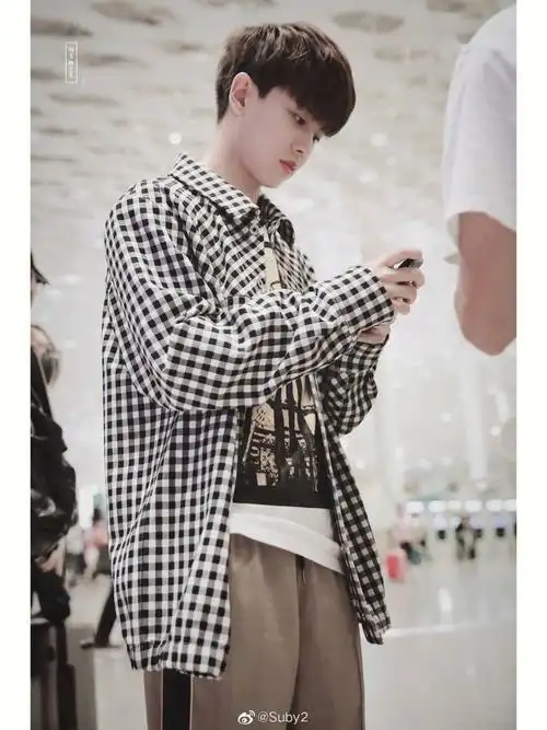 任嘉伦机场照78人海中第一眼看见的那个任