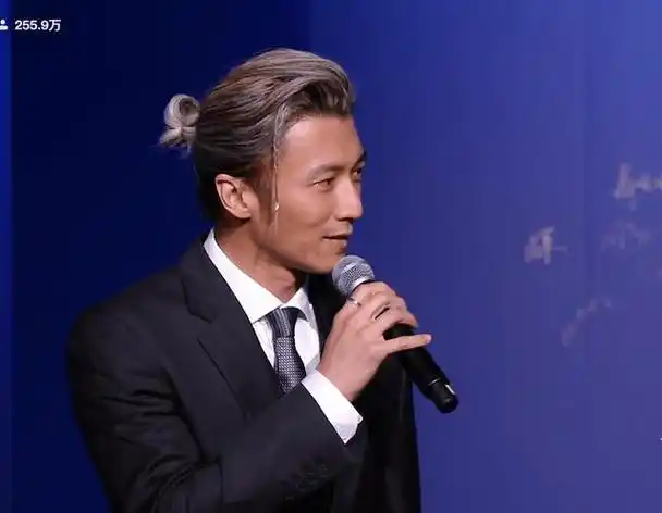 "白发"谢霆锋上影节亮相,造型作品地位三重杀,全场目瞪口呆