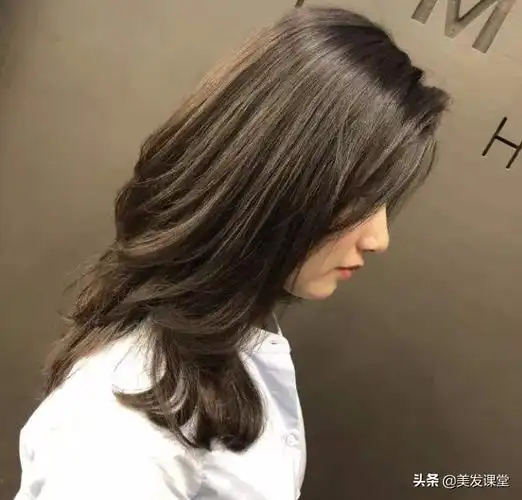 奶茶棕色头发图片(棕色系发色) - 赤虎壹号