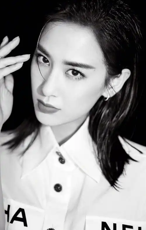 黄圣依时尚摩登黑白写真图片,分享一组黄圣依图片给大家,图中的明星