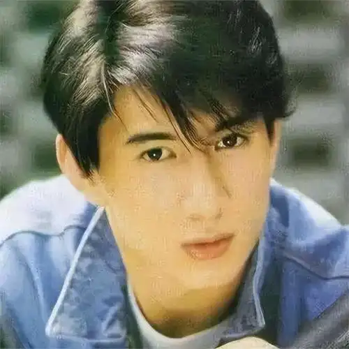 53岁吴奇隆带儿子逛商场,5岁步步可爱帅气,刘诗诗公公罕见出镜