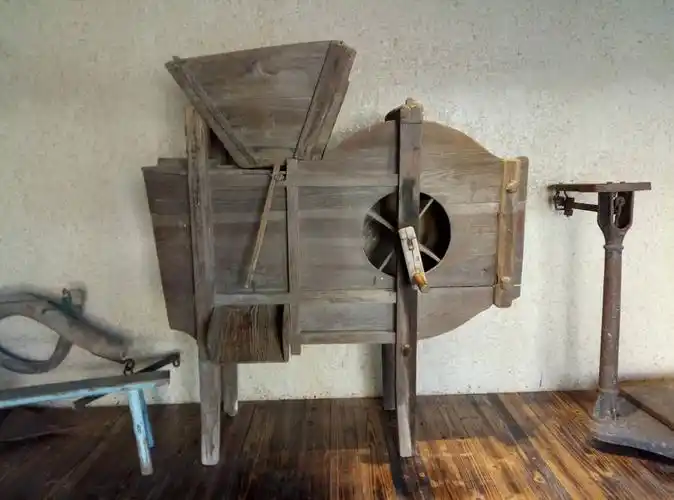 这些是母亲她们小时候用的东西.这个是手动打稻谷机