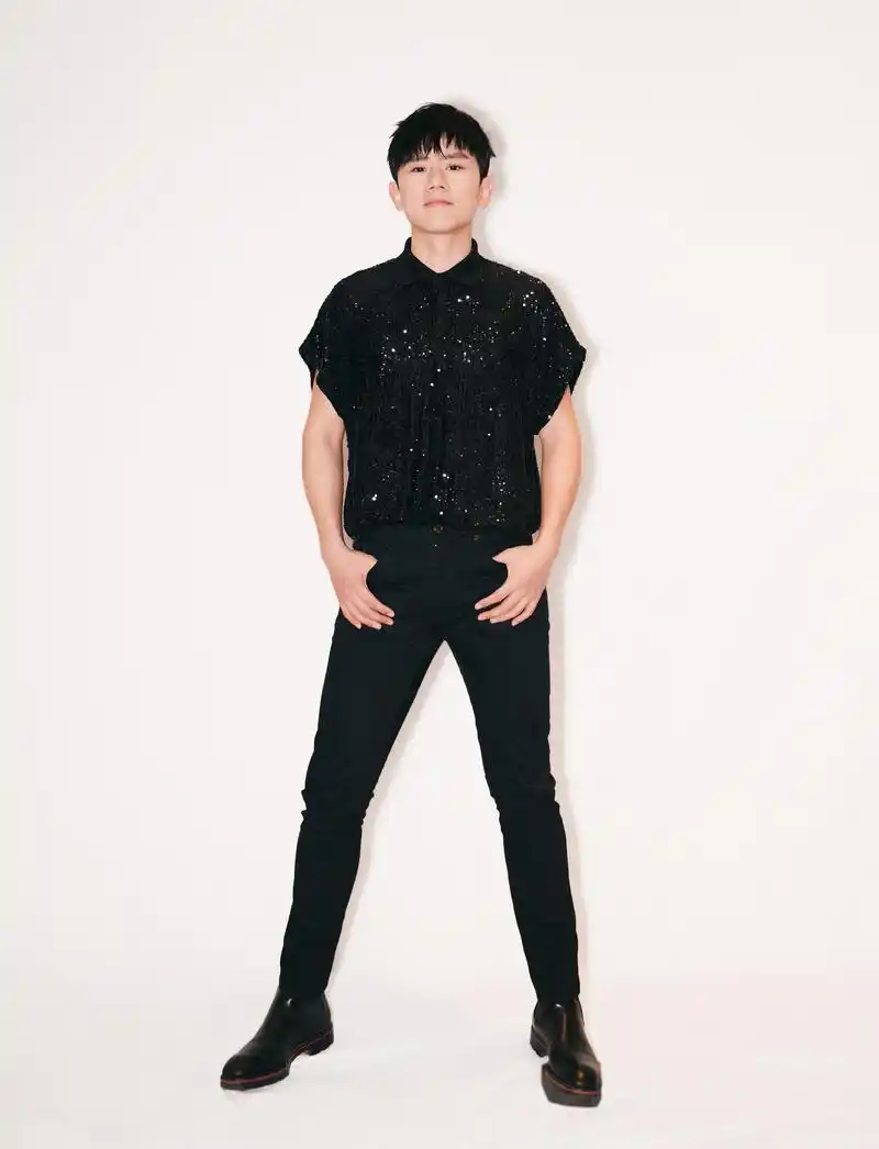 张杰菱黑白菱格领边西装,亮片衬衫搭配黑色牛仔裤及