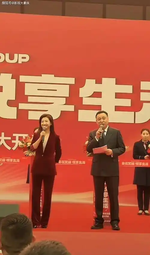 张宏民主持宝鸡一家超市开业典礼,自曝是央视主持人,网友褒贬不一