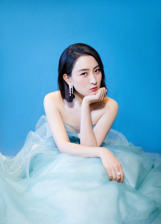 马苏亮相活动,一袭蓝色蕾丝薄纱裙搭配偏分短发,知性又优雅