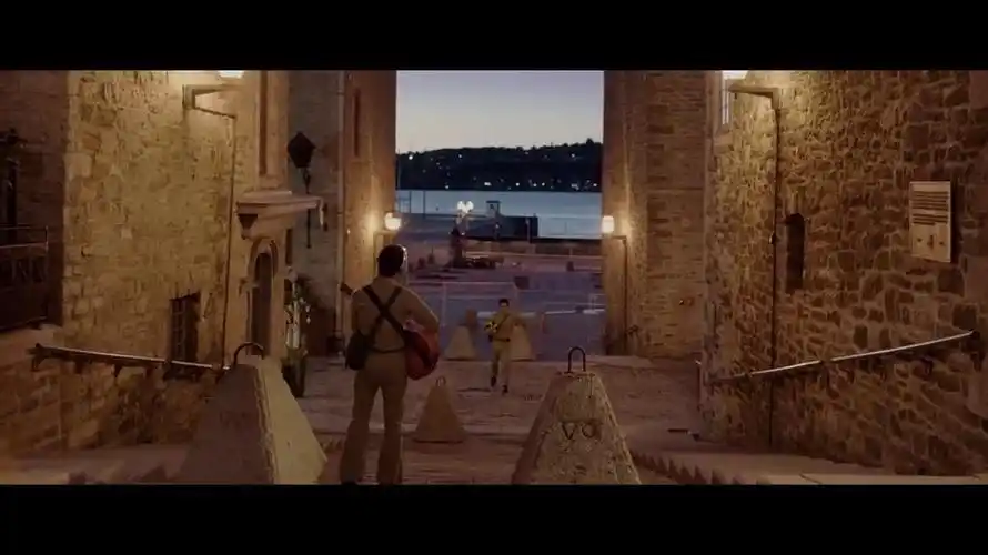 急求这部电影瀑布的名字和最后结尾黄色的场景是什么地方