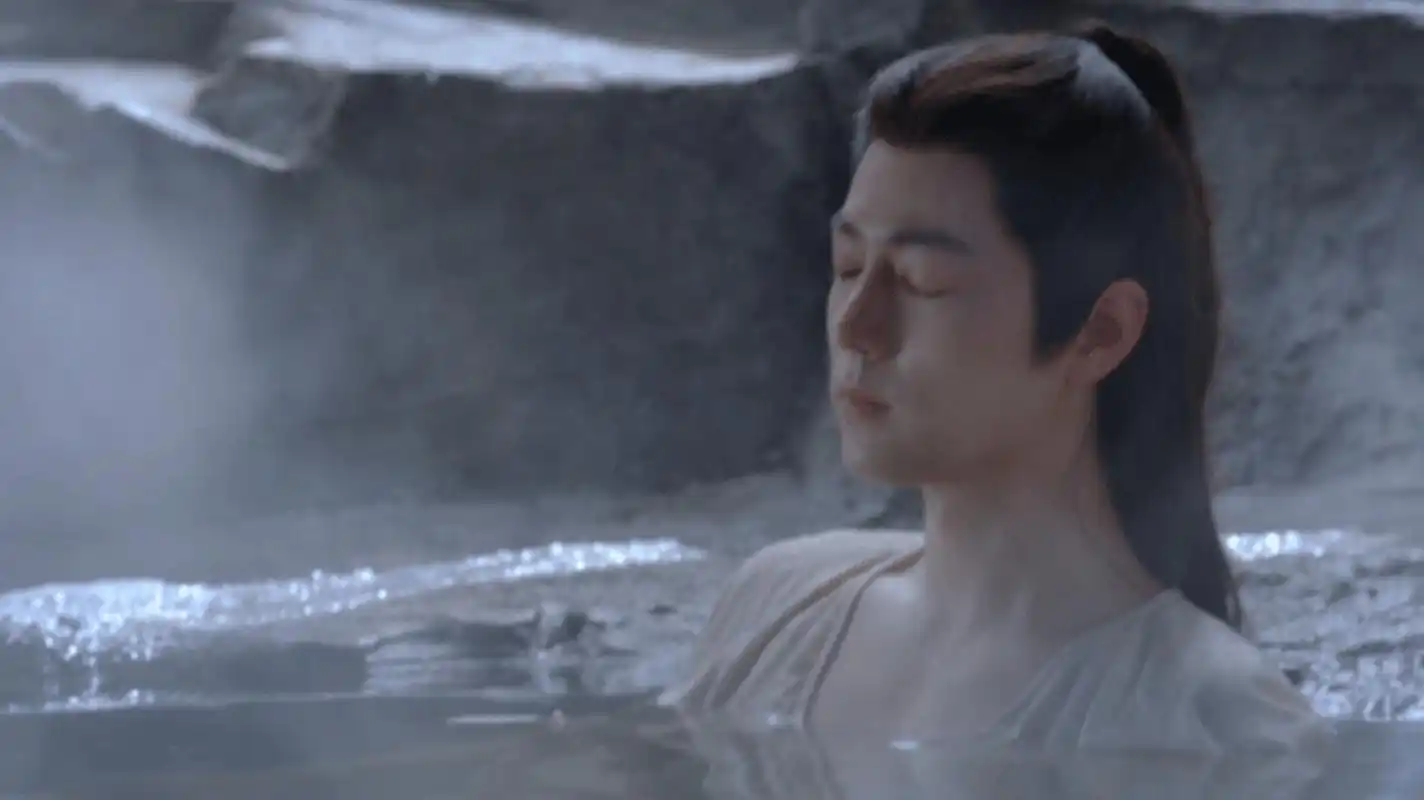 《玉骨遥》时影(肖战饰)洗澡还穿着里衣,这也太见外了吧,你瞧瞧人家青