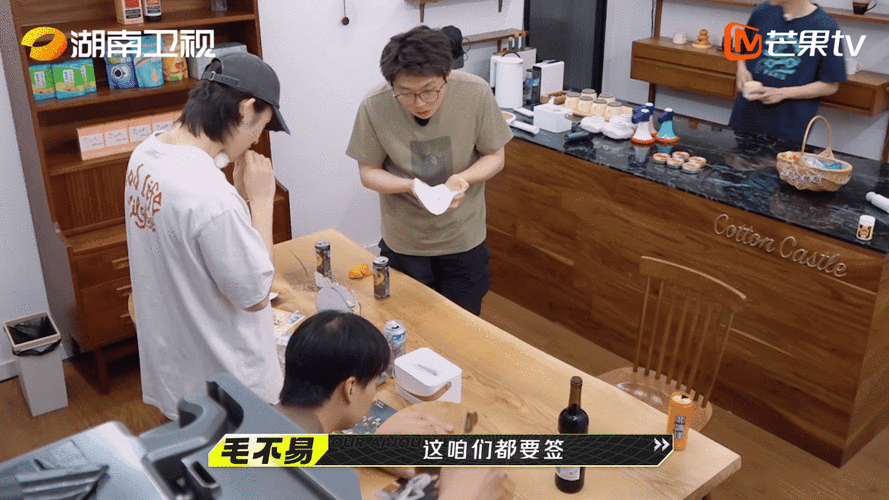 郭麒麟签名的样子好像在写作业啊 一本正经认认真真的样子 他对粉丝好