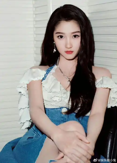 关晓彤牛仔裙