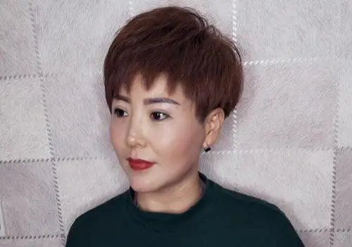 50岁剪短发年轻又时髦 中年大胖脸女士显年轻且新潮的短发设计_发型