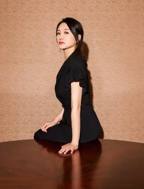 44岁李小冉时尚又迷人,穿搭高端身材苗条,奔五也有精致女人味_裙装