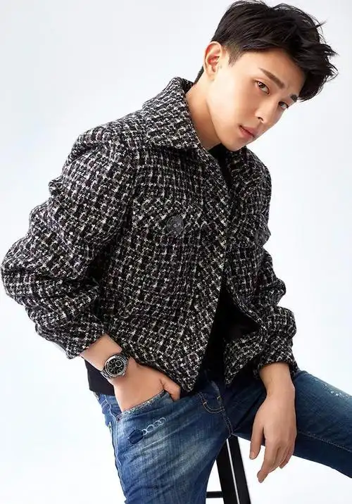 邓伦一组时尚照片李沁甜蜜出镜网友两人也太般配了吧