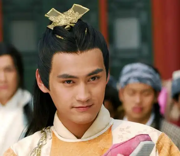 金鸡奖梁朝伟获影帝,袁弘却意外走红,被称为"影帝背后的男人"