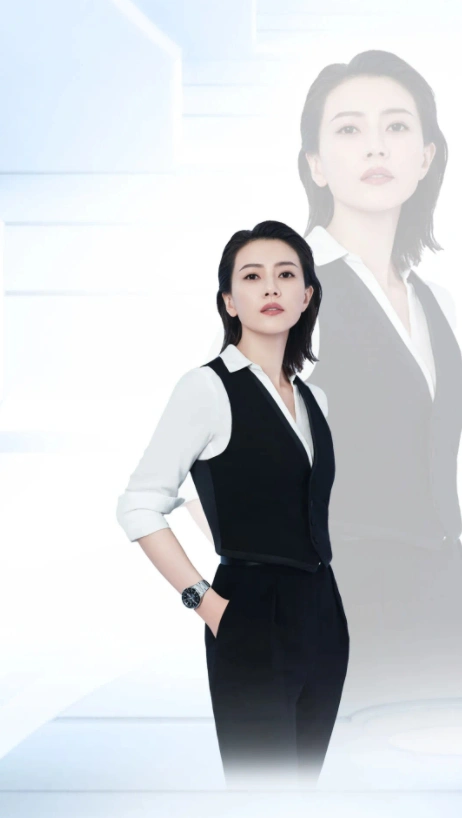 高圆圆终于染回黑发穿西装又酷又美就是大油头有点拉跨