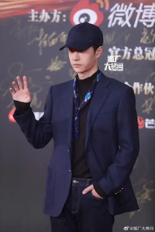 王一博戴着棒球帽走红毯#王一博红毯生图来啦,很嫩的一个酷盖#王一博