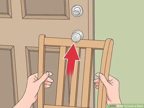 住酒店时半夜有人敲门并在门口发出动门锁的声音该怎样做