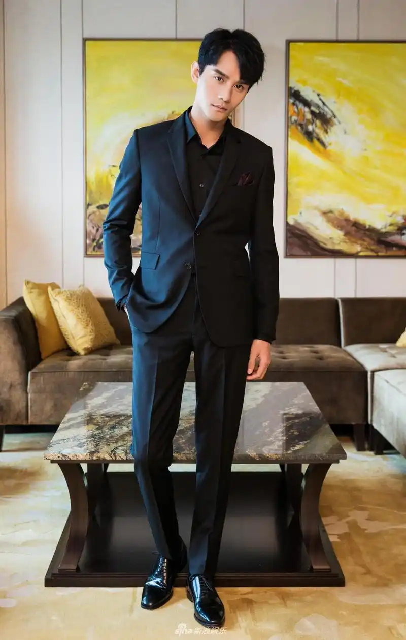 组图:王凯全黑西装尽显儒雅大气 露招牌笑容绅士范儿足