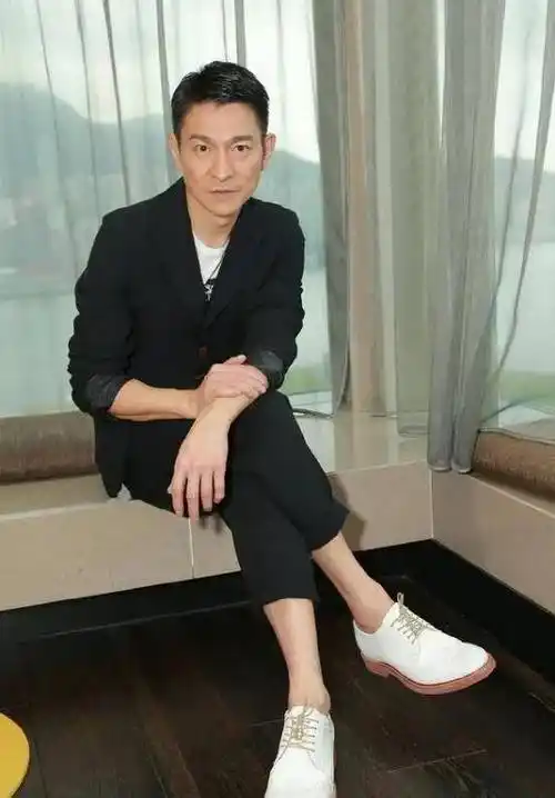 刘德华林志玲合照流出,61岁的他越老越帅,林志玲开叉裙性感妩媚_黑色