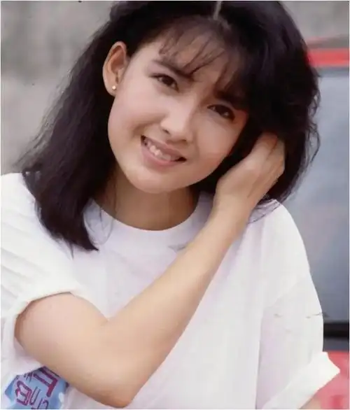 "玉女掌门人"周慧敏:改写了自己的命运,她的外表欺骗了我们