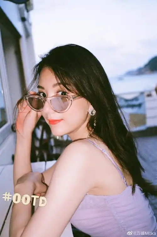 组图郭富城娇妻方媛置身沙滩着紧身裙秀身材长发披肩温婉知性