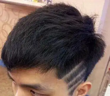 男孩子流海简易短发型,前额有一缕展现出倒三角造型设计的碎发刘海