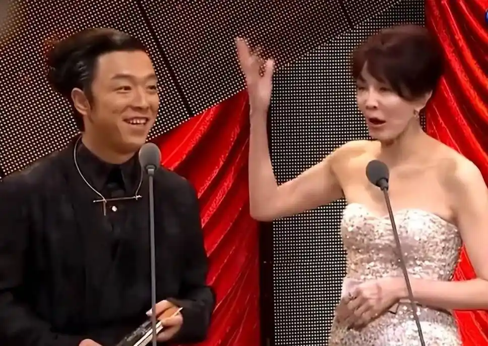 黄渤担任颁奖嘉宾,却一直被港星郑裕玲刁难,两人一上台,黄渤的发型就