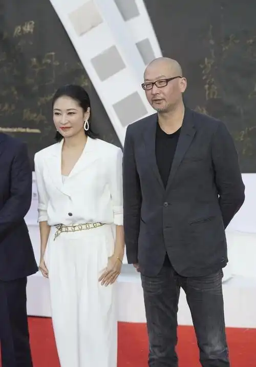 不过就在昨天,有狗仔拍到了管虎和自己的妻子梁静牵手同行的画面,两人