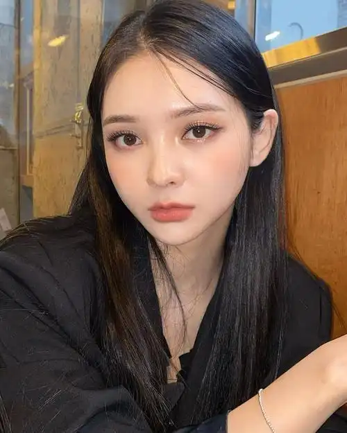 路上发现深邃电眼口罩美女一摘口罩绝美级正脸狂吸上万追踪