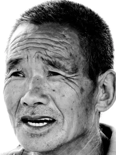 【图片1】摆渡老人 初拍黑白人像--蜂鸟论坛照片套图