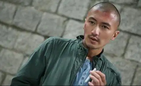 郑伊健剃光头之后变化也不大,依然很帅气,不过长发已经是他标志性的