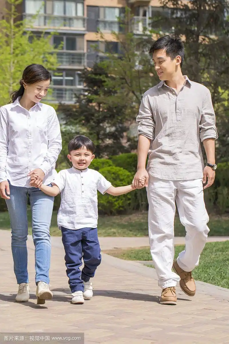 一家三口户外散步