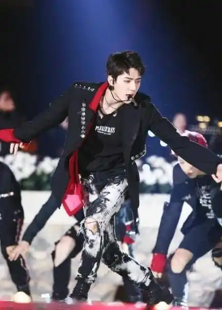 吴世勋现身活动,近照胖成国字脸,exo第一美男就此下神坛?