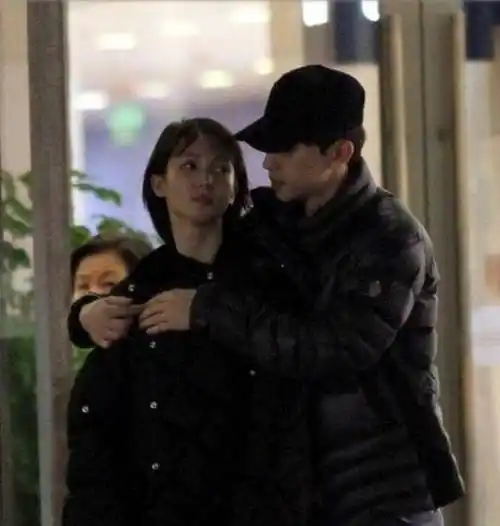 金晨穿丁字连体泳衣,凹凸有致身材吸睛,感爱情丰富_邓伦_董又霖_韩东