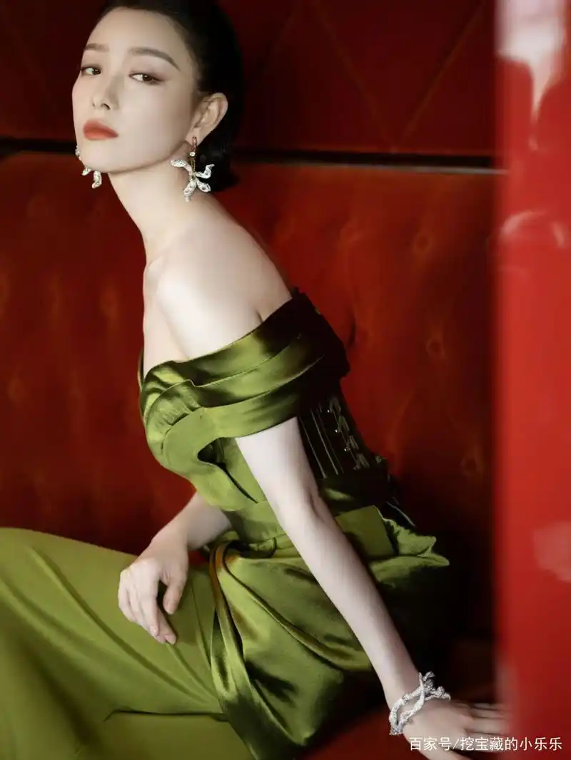 倪妮晚礼服照尽显高贵气质