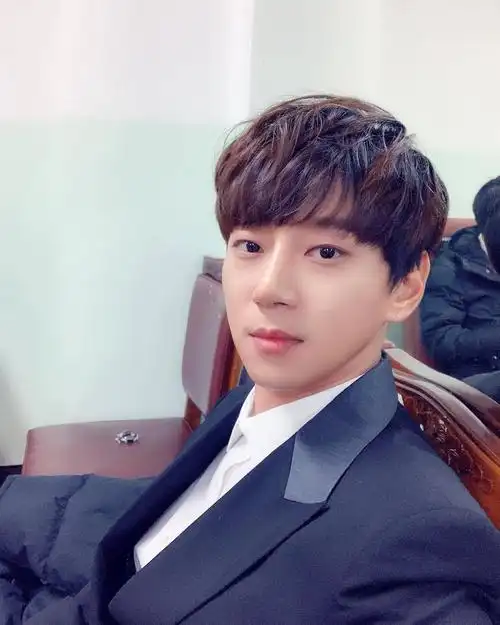 待机室里的自拍游戏 今日份帅气西装列上线了!