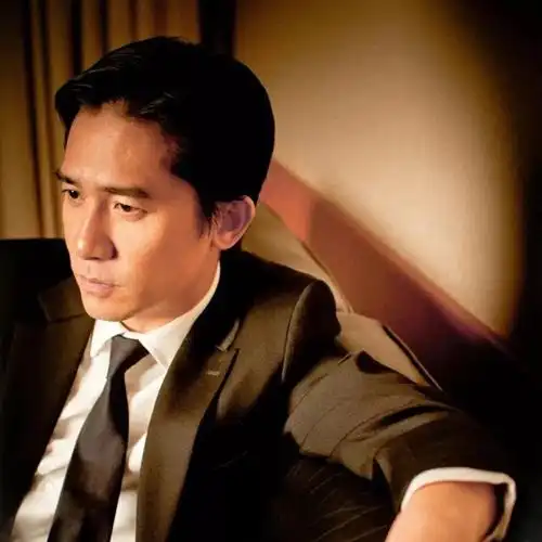 王一博新剧路透曝光,罕见挑战大背头发型,意外暴露其真实颜值