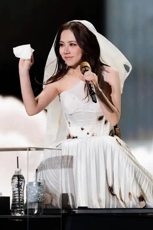 #邓紫棋首位佛山四连开体育场歌手##邓紫棋巡演上海连