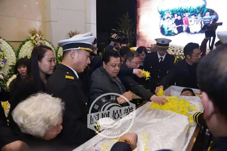 相声演员笑林追悼会举行 董浩痛哭