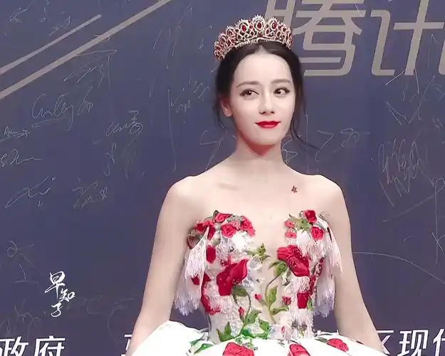 迪丽热巴经典红毯造型之玫瑰公主
