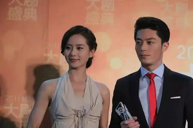 刘诗诗刚出道时红毯照,披着长发真气质仙女,看霍建华眼神好甜蜜