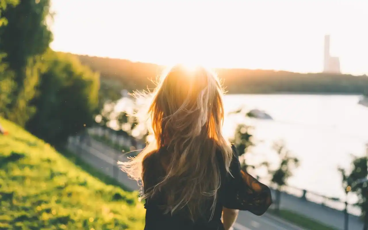 一个人看想远方的背影